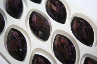 Cabochon Navetta Cristallo 17x32mm., Viola 1pz., Cod.CAB08E